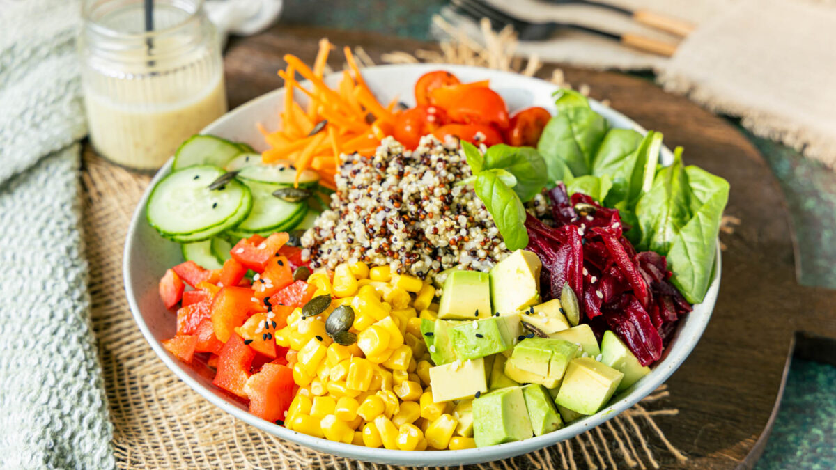 Sommer-Salat-Bowl: Gesund, lecker und sättigend