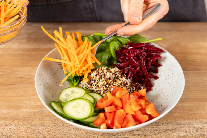 Sommer-Salat-Bowl anrichten