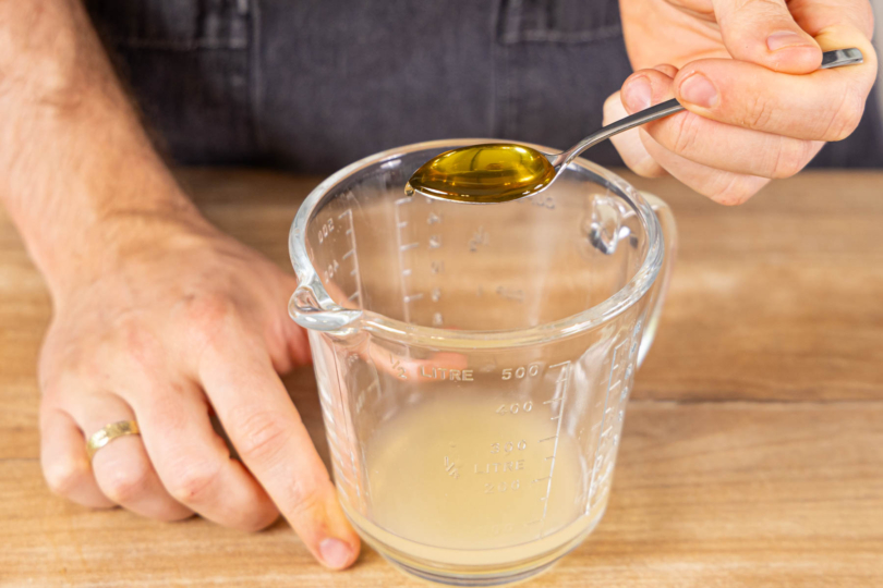 Zutaten für das Dressing zusammengeben