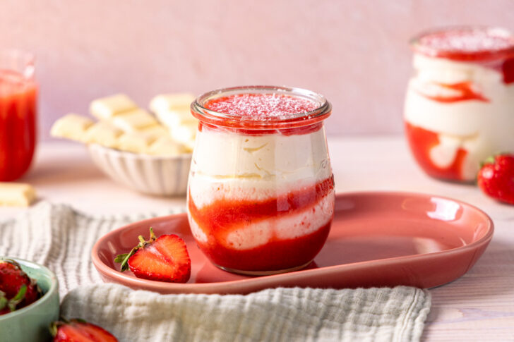 Spaghetti-Eis-Dessert im Glas