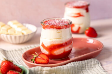 Spaghetti-Eis-Dessert im Glas