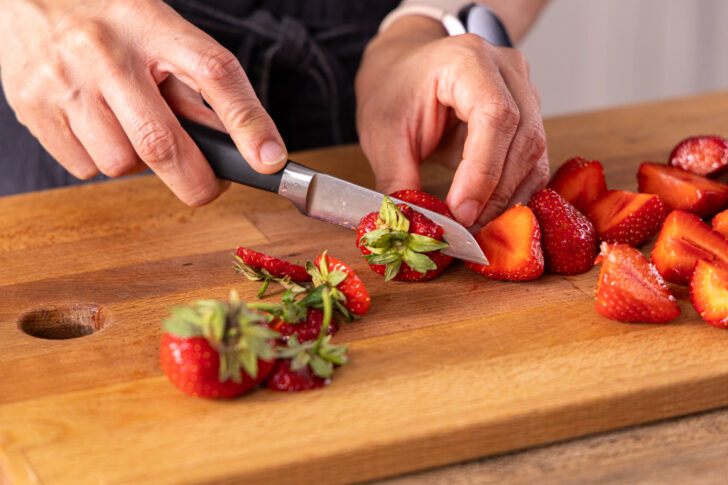 Erdbeeren schneiden