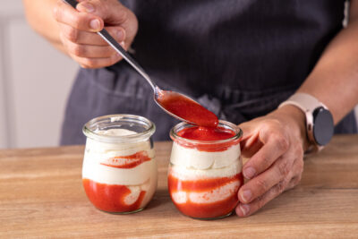 Erdbeersauce darauf geben