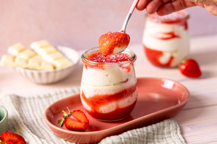 Spaghetti-Eis-Dessert im Glas servieren