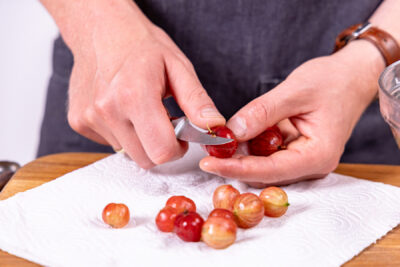 Stachelbeeren putzen