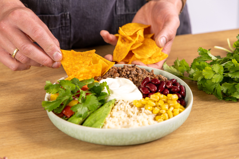 Taco Bowl mit Chips anrichten