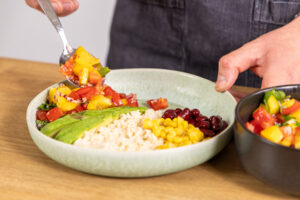 Salat dazugeben