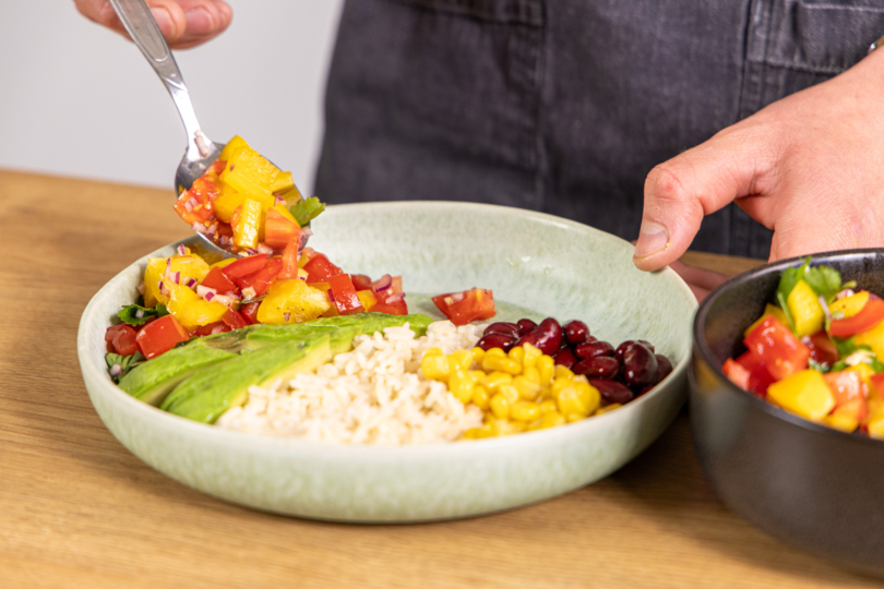 Salat dazugeben