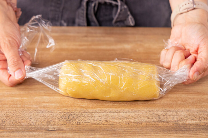 Mürbeteig einpacken und kaltstellen