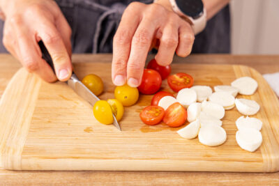 Tomaten und Mozzarella halbieren
