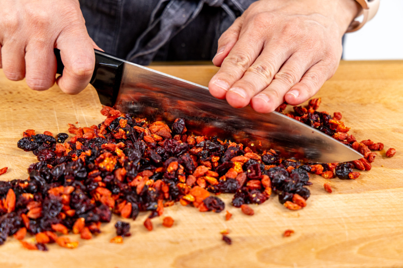 Beeren mit Messer zerkleinern