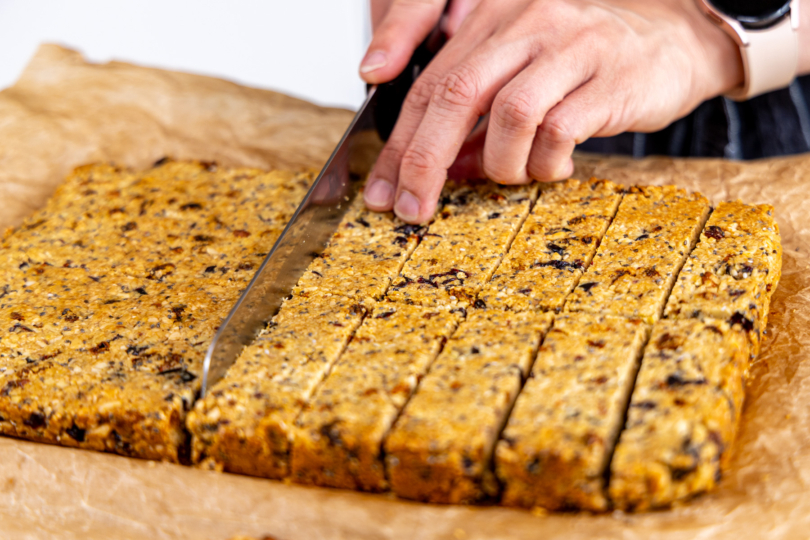 Vegane Müsliriegel zuschneiden