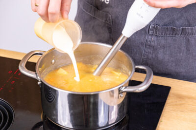 Kartoffelsuppe pürieren