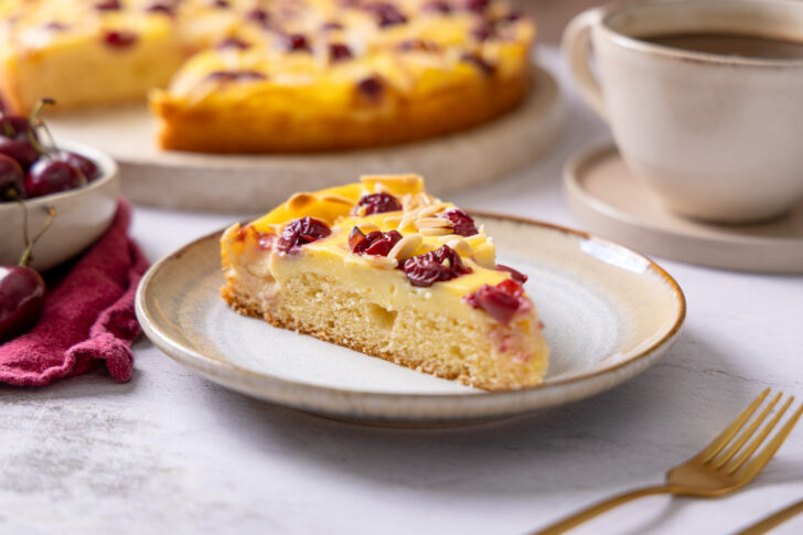 Ein Stück versunkener Kirschkuchen auf einem Teller