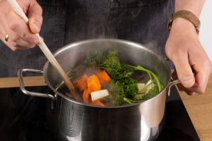 Knochen und Gemüse kochen