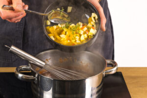Sauce mit Fruchtmischung verfeinern