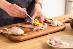 Fruchtfüllung auf Wachtel platzieren