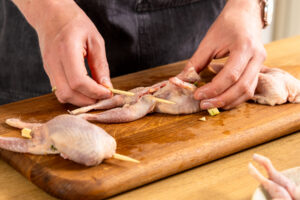 Wachtel mit Holzspieß verschließen