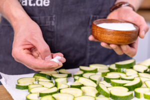 Zucchini salzen