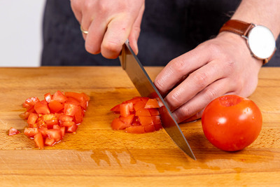 Tomaten klein schneiden
