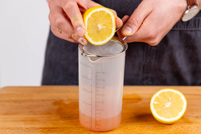 Zitronensaft und Wasser zur Chili geben