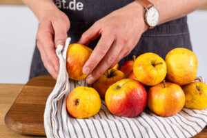 Apfel trocken reiben