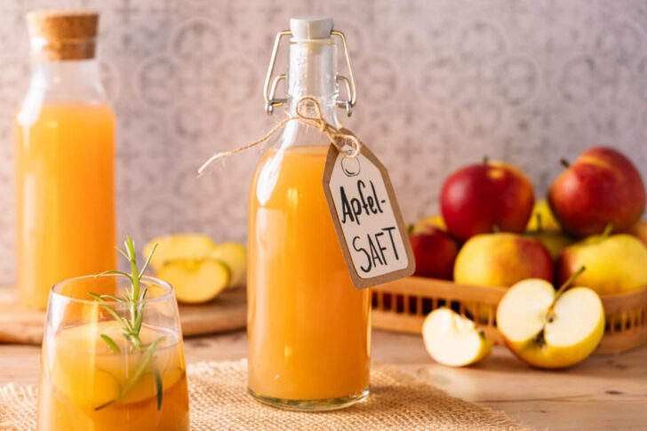 Apfelsaft in der Flasche