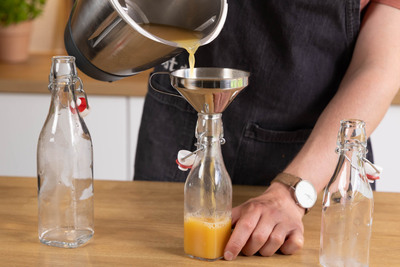 Apfelsaft aus dem Thermomix® abfüllen