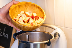 Apfelstücke in den Thermomix® geben