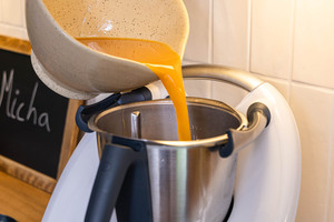 Apfelsaft in den Thermomix® gießen