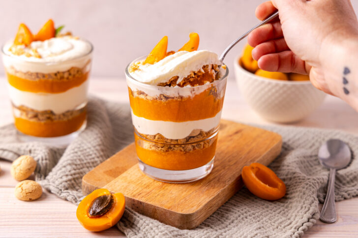 Aprikosen-Dessert im Glas löffeln