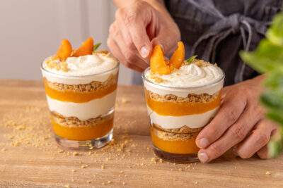 Aprikosen-Dessert im Glas dekorieren