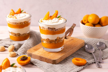 Aprikosen-Dessert im Glas näher