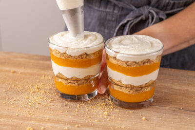 Aprikosen-Dessert im Glas anrichten