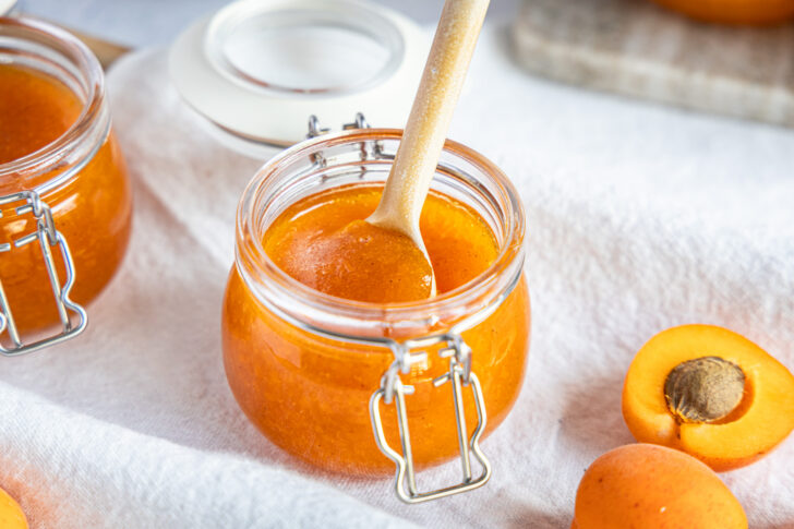 Aprikosenmarmelade mit Löffel