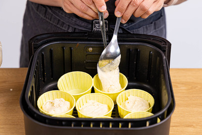 Muffinförmchen mit Teig befüllen
