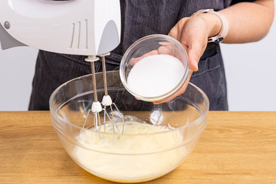 Butter mit Zucker und Salz schaumig schlagen