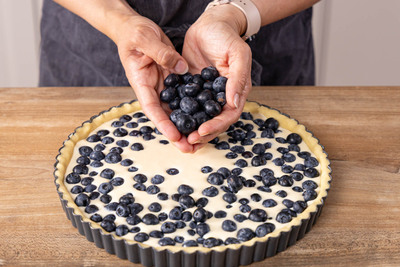 Blaubeeren in den Guss geben und backen