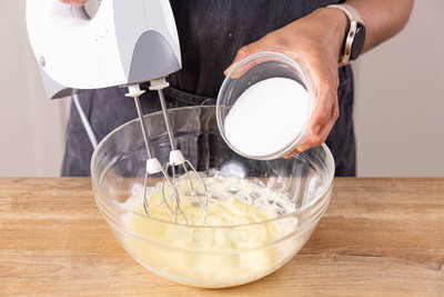 Butter mit Zucker schaumig schlagen