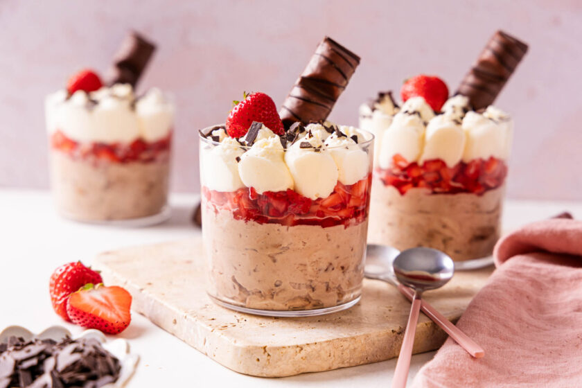 drei Erdbeer-Bueno-Dessert