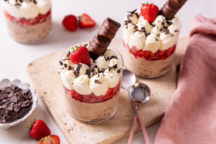 zwei Erdbeer-Bueno-Desserts