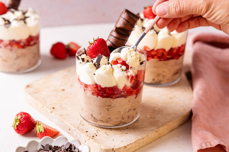 Erdbeer-Bueno-Dessert anlöffeln