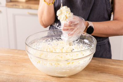 Creme in den Spritzbeutel füllen
