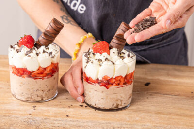 Erdbeer-Bueno-Dessert dekorieren