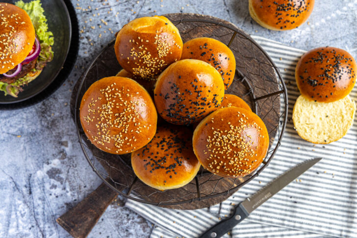 Weiche Burger Buns mit Trockenhefe top down