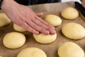 Weiche Burger Buns mit Trockenhefe andrücken