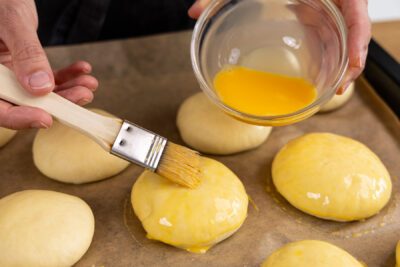Buns mit Eigelb bestreichen