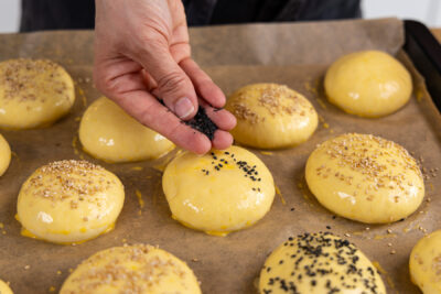 Weiche Burger Buns mit Trockenhefe mit Sesam toppen