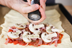 Calzone mit fertigem Pizzateig würzen