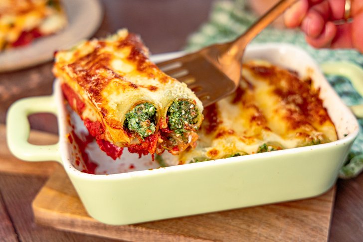 Cannelloni mit Spinat und Ricotta herausheben